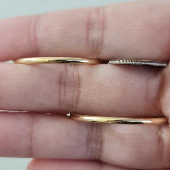 Gold hoop earring - Picture 7 of 16